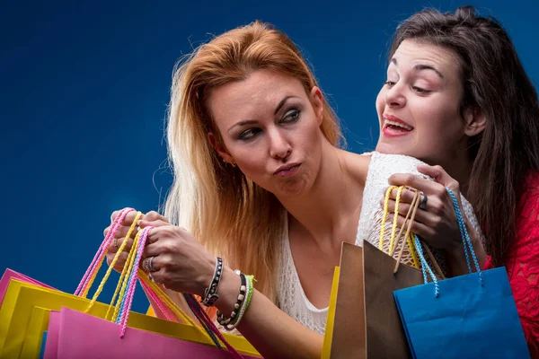 One Woman Jests Stealing All Shopping Leaving Her Friend Playfully — Stock Photo, Image