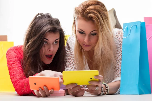 Friends Compare Purchases Share Excitement Shopping Spree Smartphones Hand — Stock Photo, Image
