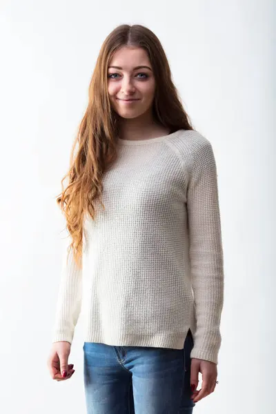 Casual Elegance Fanget Ung Kvindes Holdning Med Blødt Smil Selvsikre - Stock-foto