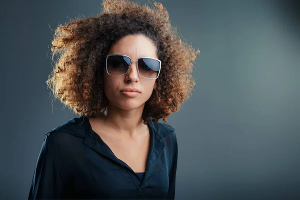 Her Fierce Look Sunglasses Untamed Curls Reflects Strong Independent Attitude — Stock Photo, Image