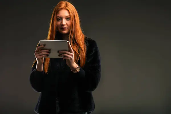 Důvěryhodný Ryšavý Podnikatel Používá Tablet Řídit Její Inovativní Podnikání — Stock fotografie
