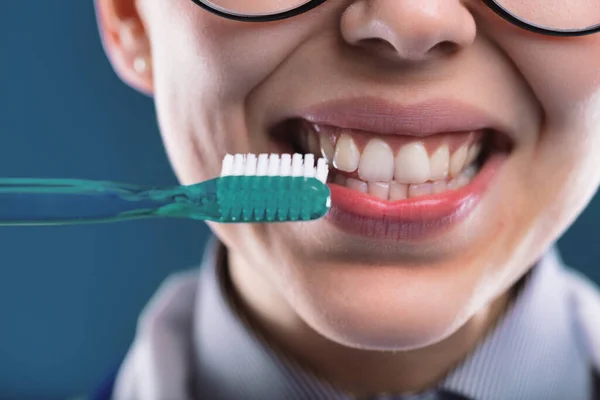 Крупный План Женщины Чистящей Зубы Подчеркивающей Практику Гигиены Зубов Зеленой — стоковое фото