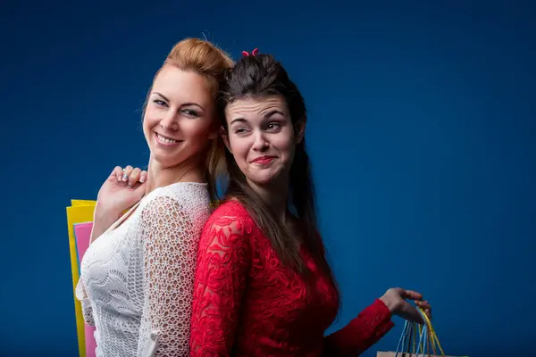 Listo Para Asesorar Compras Dos Mujeres Jóvenes Exhiben Escepticismo Experiencia — Foto de Stock