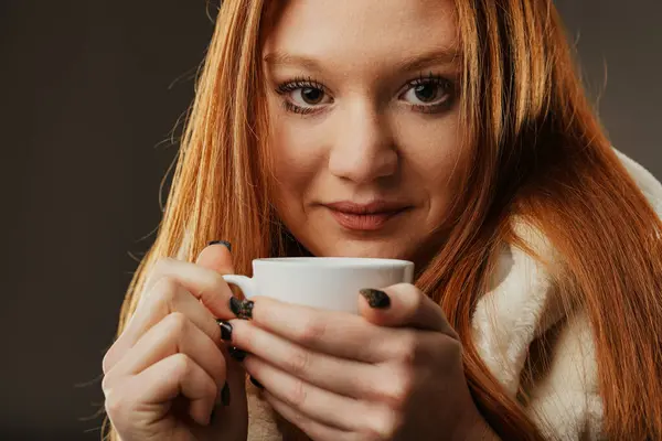 Cozy Moment Captured Redhead Holds Steaming Mug — Stock Photo, Image
