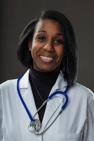 Uvítací Žena Lékařském Oděvu Stetoskopem Připravena Poskytnout Soucitnou Péči — Stock fotografie