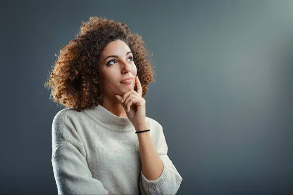 Thoughtful Expression Amidst Serene Thoughtful Woman Curly Hair Appears Lost — Stock Photo, Image