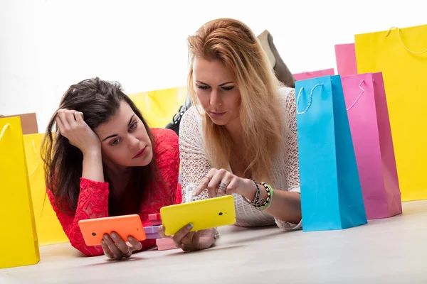 Två Kvinnor Njuta Paus Efter Shopping Bläddrar Sina Telefoner Mitt — Stockfoto