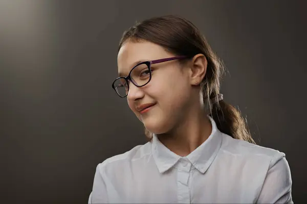 Dívčin Nesmělý Úsměv Soustředěný Pohled Skrze Brýle Zachycují Okamžik Mladistvého — Stock fotografie