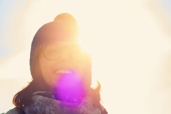 Parlak Gülüşü Güneşle Yarışıyor Beresiyle Mutlu Bir Anın Tadını Çıkarıyor — Stok fotoğraf
