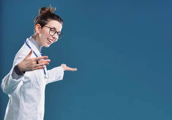 Energetic Medical Professional Gestures Openly Her Lively Expression Inviting Engagement — Stock Photo, Image