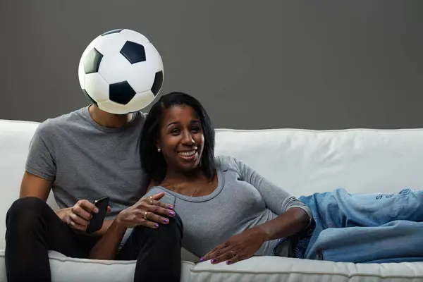 Verspielte Häusliche Umgebung Frau Lächelt Während Mann Mit Fußball Für — Stockfoto