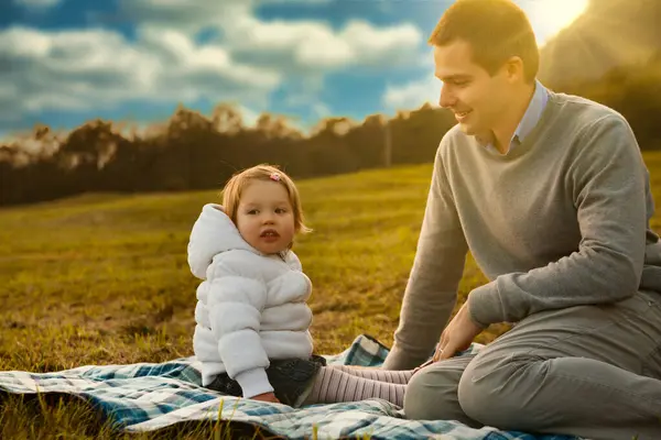 アーサーと彼の幼児はピクニックブランケットで一緒に美しい夕日を楽しむ 純粋な家族の至福の瞬間 — ストック写真