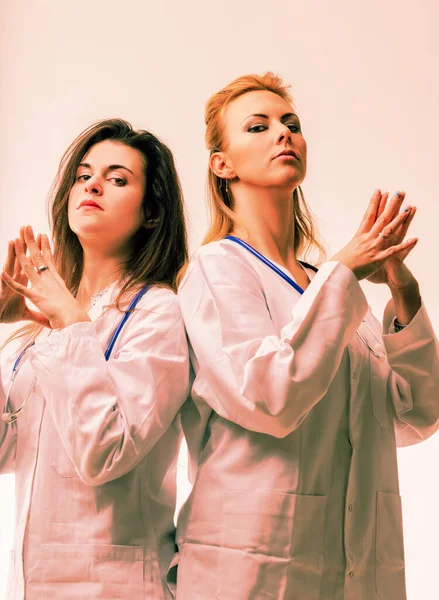 Zwei Furchteinflößende Ärzte Verkörpern Mit Ihrer Strengen Haltung Die Bedrohung — Stockfoto