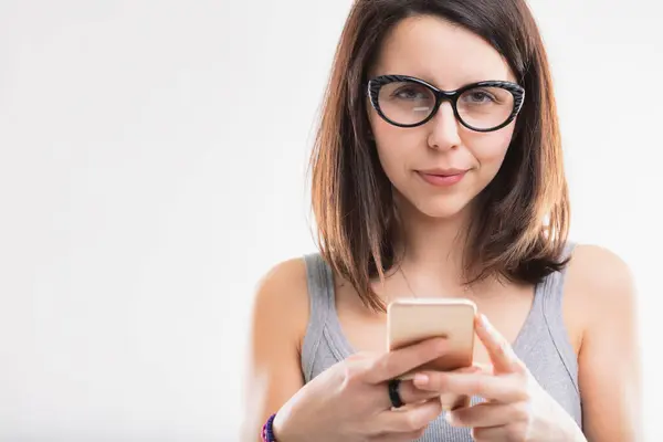 Gözlüklü Kadın Akıllı Telefonuna Odaklanmış Dikkatini Ekrana Vermiş — Stok fotoğraf