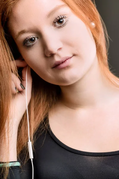 Jovem Mulher Com Auburn Cabelo Sintoniza Sua Música Favorita Encontrar — Fotografia de Stock