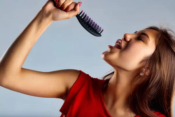 Bir Şarkı Patlamasına Yakalanmış Bir Pop Yıldızının Mikrofonu Gibi Saç — Stok fotoğraf