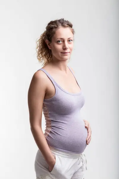 优雅的孕妇穿着精致的衣服 庆祝母性的临近 — 图库照片