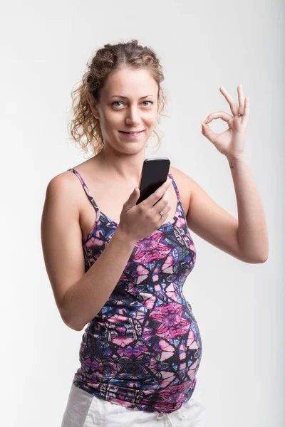 Pregnant Woman Smartphone Gives Sign Expressing Satisfaction Joyful Confidence — Stock Photo, Image