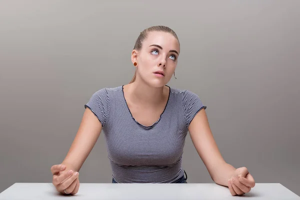 Young Woman Table Fists Clenched Appears Contemplatively Frustrated Possibly Deep — Stock Photo, Image