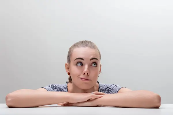 Den Unga Damens Ögon Förråder Ett Ögonblick Vandrande Uppmärksamhet — Stockfoto