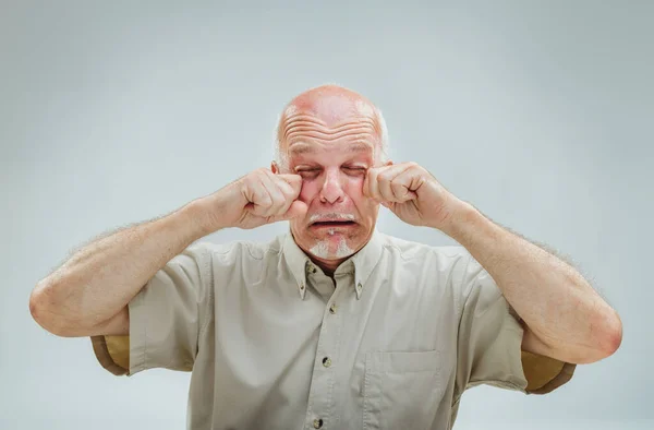 Starší Muž Stiskne Zavřené Oči Ukazuje Přehnanou Grimasu Která Naznačuje — Stock fotografie