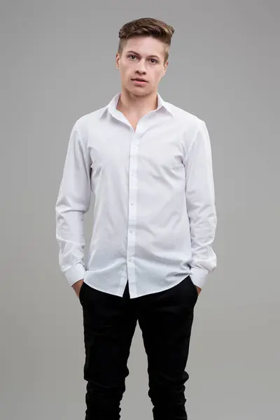 Elegantemente Vestido Con Una Camisa Blanca Expresión Mezcla Facilidad Casual —  Fotos de Stock