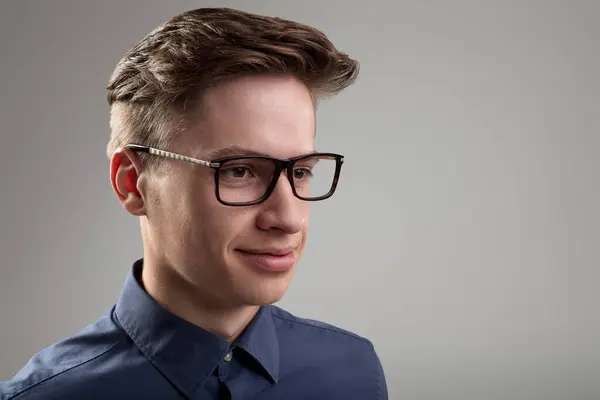 Med Ett Subtilt Leende Antyder Mannens Blick Genom Trendiga Glasögon — Stockfoto
