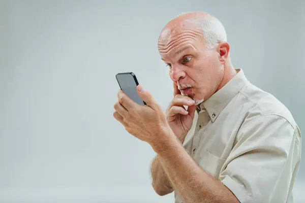 Homem Examina Smartphone Com Gesto Pensativo Sugerindo Pensamento Profundo Comunicação — Fotografia de Stock