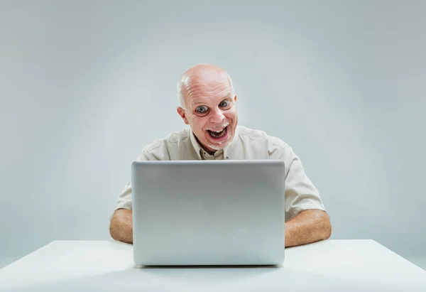 Expressão Alegre Homem Enquanto Olha Para Laptop Sugere Que Ele — Fotografia de Stock