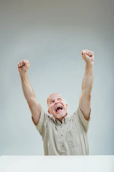 Radostný Muž Slaví Pozvednutými Pěstmi Vítězoslavně Křičí Nad Neviditelným Vítězstvím — Stock fotografie