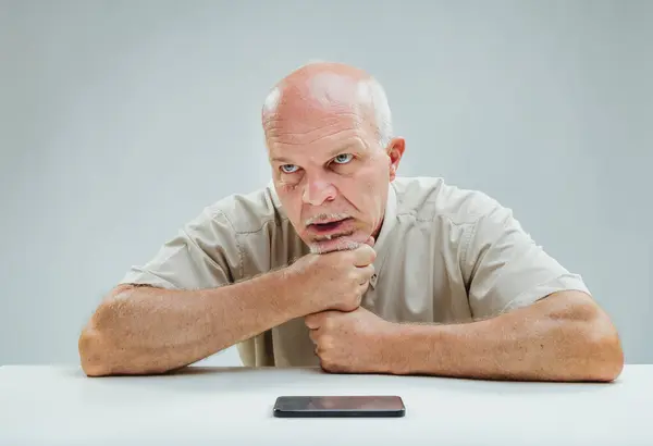 Hombre Agarrando Barbilla Los Ojos Fijos Teléfono Inteligente Visiblemente Molesto — Foto de Stock