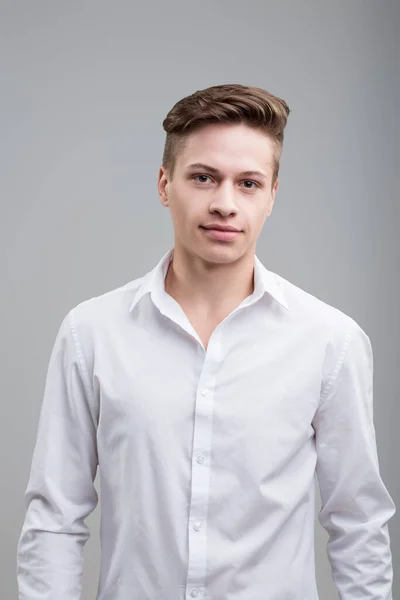 Sebevědomý Mladý Muž Křupavé Bílé Košili Jemným Úsměvem Bystrým Pohledem — Stock fotografie