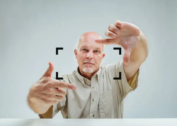 Homem Imita Moldura Câmera Seu Gesto Transmite Concentração Enquadramento Ideias — Fotografia de Stock