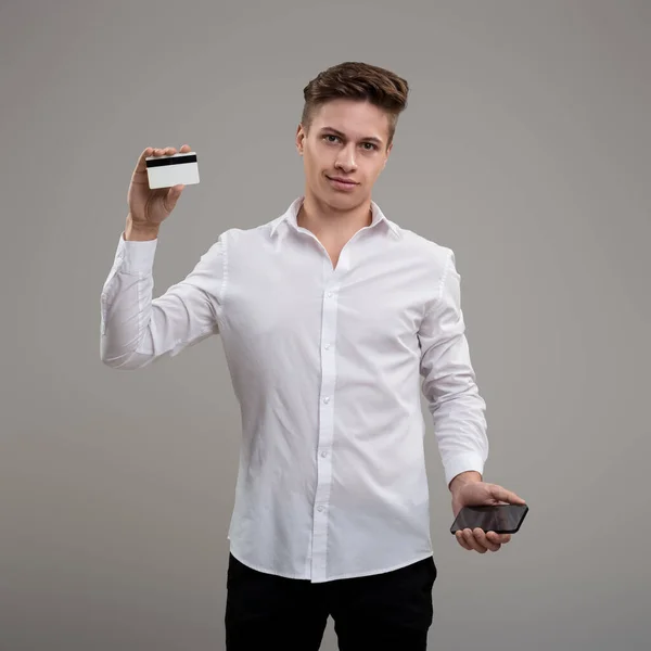 Человек Представляет Прозрачный Высокотехнологичный Смартфон Демонстрирующий Конвергенцию Финансов Передовых Технологий Лицензионные Стоковые Изображения