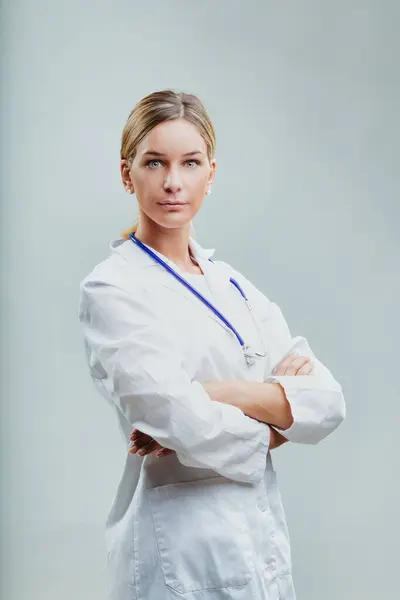 Confident Medical Professional Stands Arms Crossed Her Competent Demeanor Inspiring — Stock Photo, Image