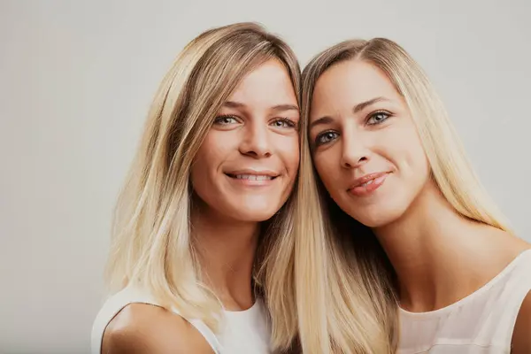 Блондинки Возможно Братья Сестры Разделяют Радостный Момент Ласково Завернутые Объятия — стоковое фото