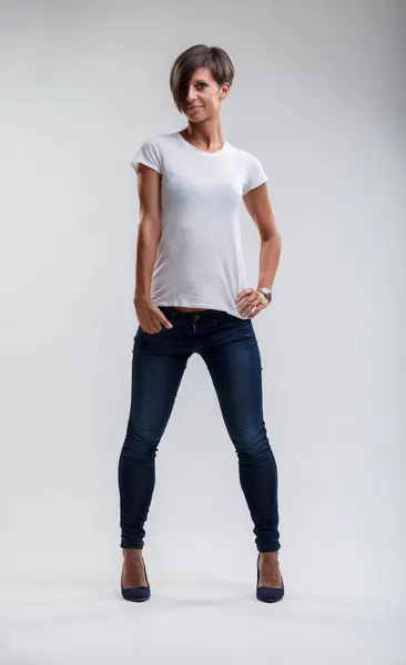 Woman Stands Assertively Slim Jeans Crisp White Tee Exuding Casual — Stock Photo, Image