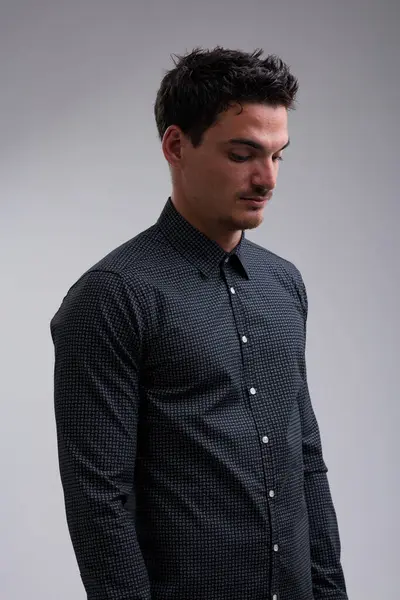 Hombre Pensativo Joven Pelo Corto Lleva Una Camisa Oscura Manga —  Fotos de Stock