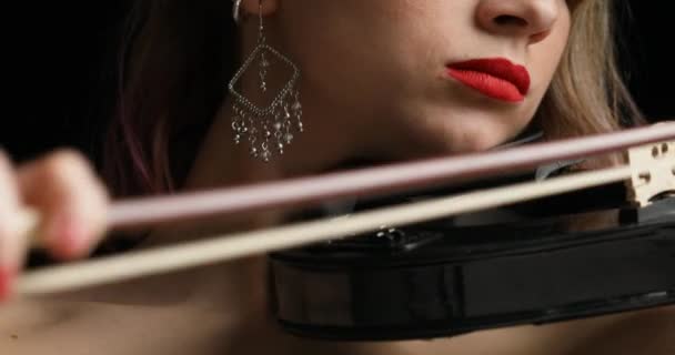 Joven Violinista Rubia Con Tonos Pelo Rosa Toca Violín Eléctrico — Vídeo de stock