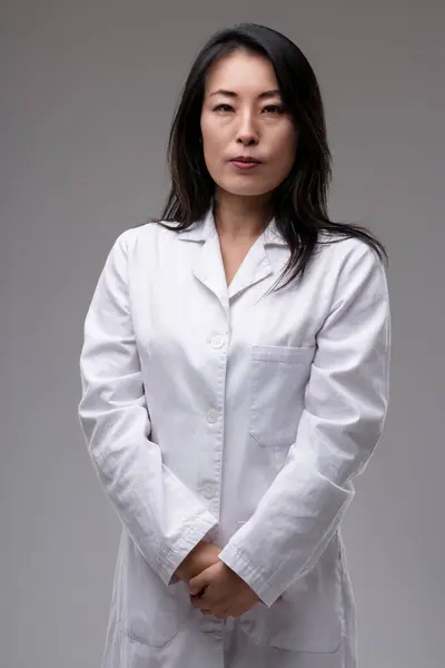 Clad Her White Coat Womans Demeanor Speaks Her Seasoned Experience — Stock Photo, Image