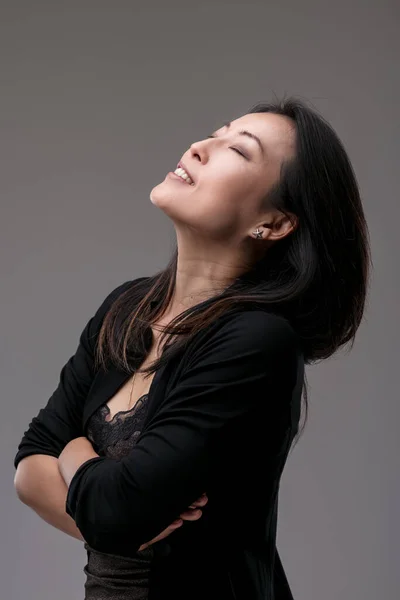 Frau Entspannter Glückseligkeit Ihr Lachen Gefangen Einem Moment Echten Glücks — Stockfoto