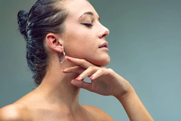 Serene Woman Graceful Pose Fingers Gently Touching Her Chin Exudes — Stock Photo, Image