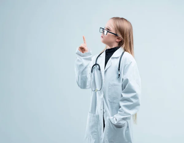 Young Girl Oversized Doctor Coat Stethoscope Points Upwards Symbolizing Curiosity — Stock Photo, Image
