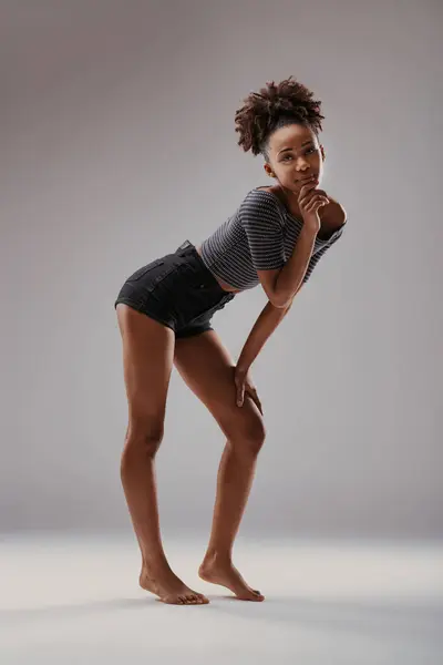 Mujer Joven Pose Reflexiva Piel Oscura Pelo Afro Parte Superior —  Fotos de Stock