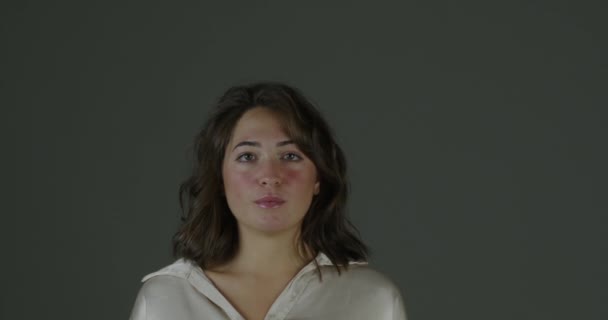 Efter Att Lyssnat Visar Ung Kvinna Misstro Och Chock Med — Stockvideo