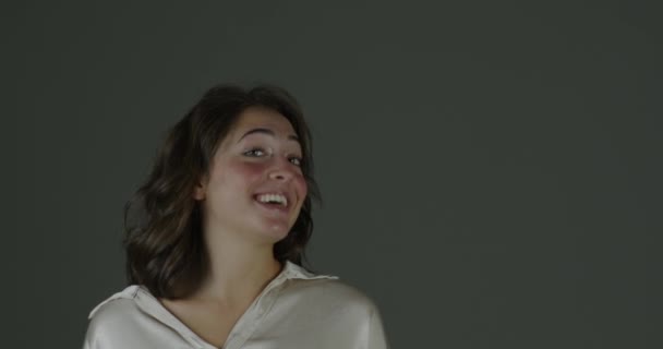 Usytuowana Lewej Stronie Kadru Młoda Kobieta Wykazuje Chytry Współudział Pragnienie — Wideo stockowe