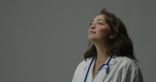 Στη Δεξιά Πλευρά Του Πλαισίου Ένας Γιατρός Κοιτάζει Ψηλά Περήφανα — Αρχείο Βίντεο