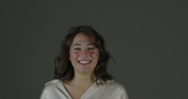Tegen Een Neutrale Achtergrond Een Jonge Vrouw Versierd Met Een — Stockvideo