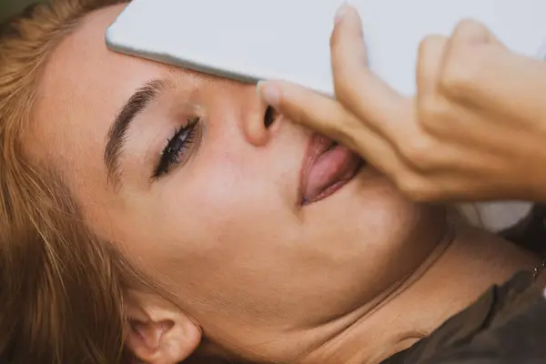 Frække Unge Kvinde Gør Legende Gestus Med Tunge Tablet Ansigtet - Stock-foto