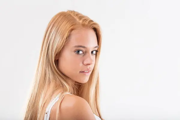 Young Woman Blonde Hair Glances Sideways Expression Mingled Curiosity Pensiveness — Stock Photo, Image